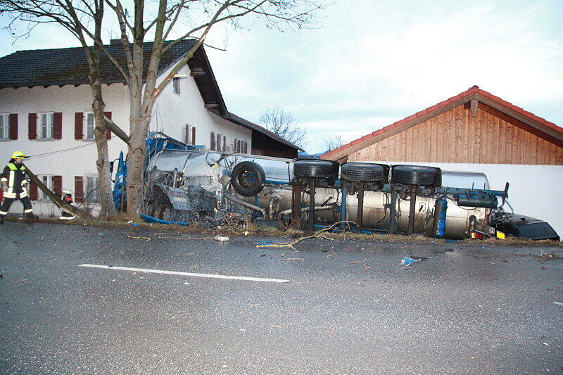 Ein mit 25 Tonnen Rahm beladener Lkw stößt am Sonntagmorgen mit einem BMW zusammen, stürzt in einen Graben und begräbt das Auto halb unter sich.