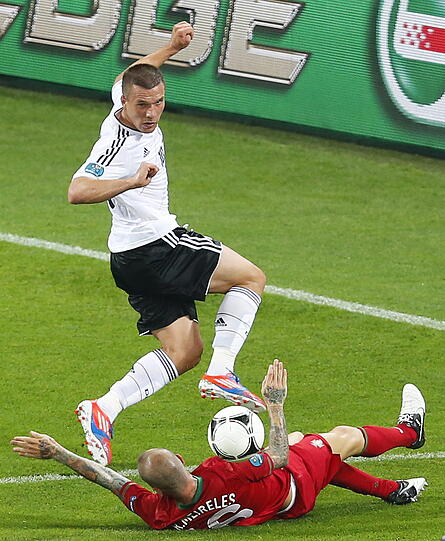 LUKAS PODOLSKI NOTE 4
Traute sich was. Freistöße oder Direktschüsse, immer volles Risiko. Aber oft zu umständlich, nicht durchsetzungskräftig. Taktisch okay, aber von ihm kann viel mehr kommen.