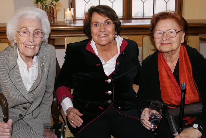 Udes Gattin Edith (mitte) mit Hildegard Hamm-Brücher und TV-Kritikerin Ponky.