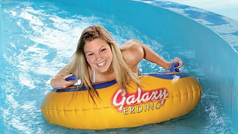 Herrlich baden und unendlich oft rutschen: Der Sommer in der THERME ERDING verspricht jede Menge Spaß.