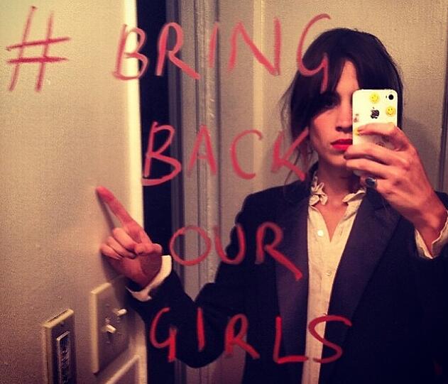 Solidaritäts-Selfie: It-Girl Alexa Chung hat die Botschaft mit Lippenstift auf einen Spiegel gemalt.