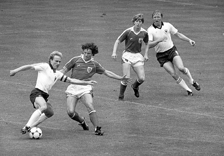 Der deutsche Stürmer Karl-Heinz Rummenigge (l) wird von Österreichs Verteidiger Heribert Weber (2.v.l.) angegriffen. Rummenigges Angriffspartner Horst Hrubesch (r, oben) wird vom österreichischen Verteidiger Josef Degeorgi (2.v.r.) bewacht.