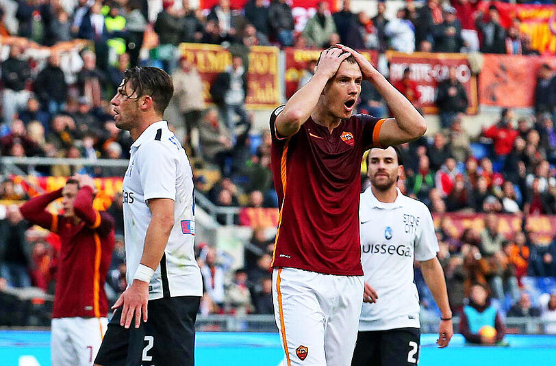 Fassungslos greift sich Roma-Spieler Edin Dzeko an den Kopf. Italiens Vizemeister verlor am Wochenende auch gegen Atalanta Bergamo.