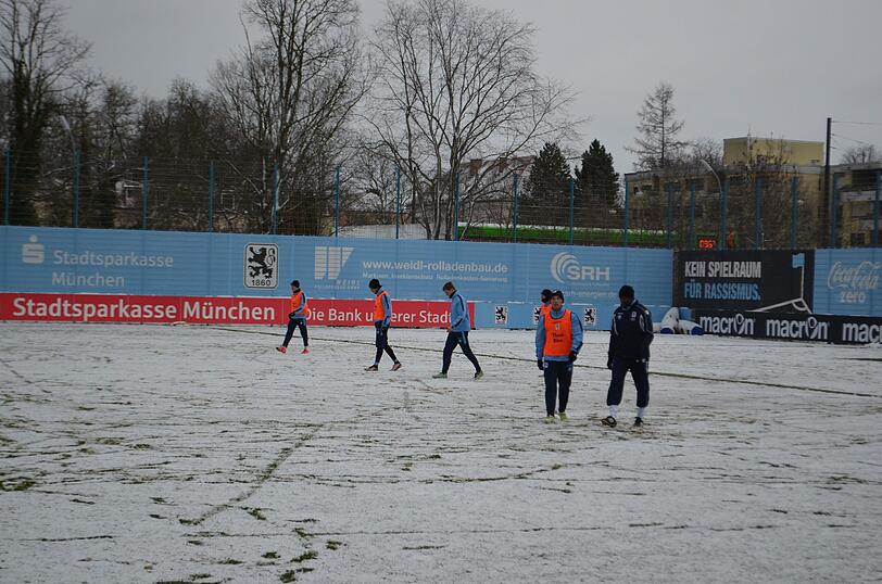 Die Löwen im Schnee: Der TSV 1860 musste am Freitag vor Beginn des Trainingslagers auf weißem - und nicht wie gewohnt auf grünem - Untergrund trainieren.