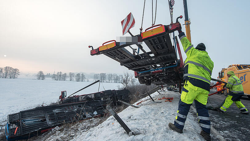 Bei dem Unfall entstand einiger Sachschaden: Elf Autos auf dem Autotransporter sind Schrott.
