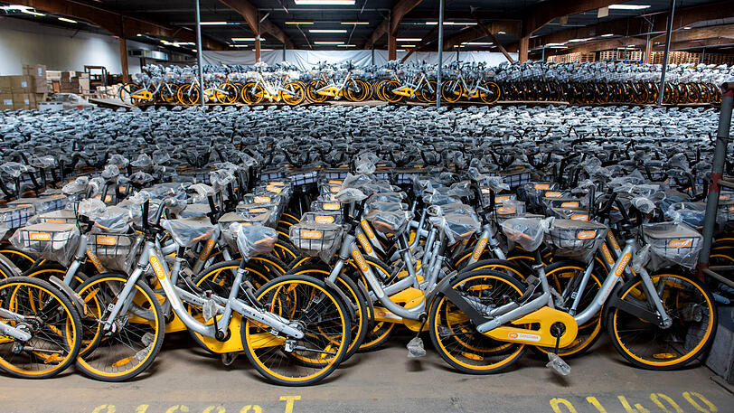 10.000 Fahrräder von OBike stehen in der Lagerhalle in Barsbüttel (Schleswig-Holstein).
