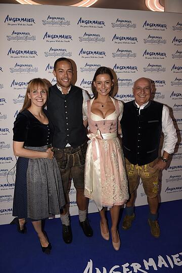 Bachelor Andrej Mangold und Freundin Jennifer Lange mit den Gastgebern Axel (re.) und Nina Munz (li.)