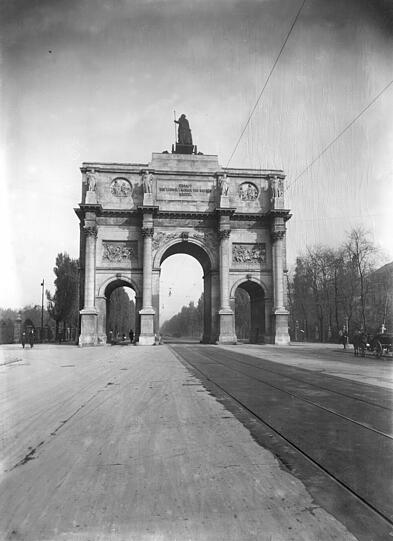 So sah es am Siegestor um 1900 aus. Der Torbau war einst dem Ruhm der bayerischen Armee in den Befreiungskriegen 1813/15 gewidmet. Im zweiten Weltkrieg wurde das Siegestor schwer beschädigt, seither mahnt es zum Frieden.