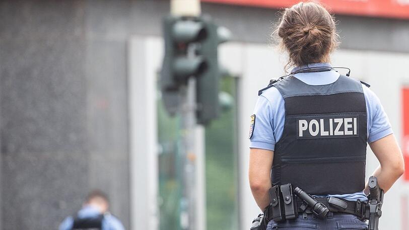 Eine Polizistin wird im Münchner Stadtteil Moosach bei einer Kontrolle verletzt. (Symbolbild)