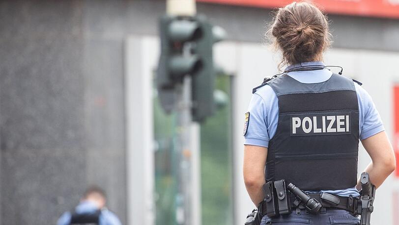 Eine Polizistin wird im Münchner Stadtteil Moosach bei einer Kontrolle verletzt. (Symbolbild) Eine Polizistin wird im Münchner Stadtteil Moosach bei einer Kontrolle verletzt. (Symbolbild)