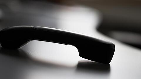 Die falschen Polizisten kontaktierten den Senior per Telefon. (Symbolbild)