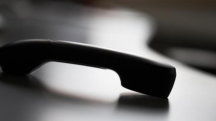 Die falschen Polizisten kontaktierten den Senior per Telefon. (Symbolbild)