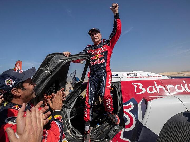 Carlos Sainz feiert seinen dritten Erfolg bei der Rallye Dakar.