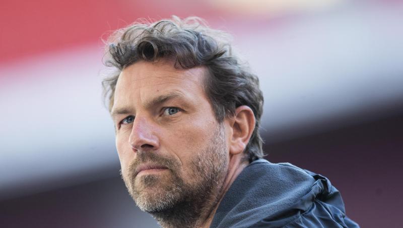 Augsburgs Trainer Markus Weinzierl steht vor einem Spiel im Stadion.
