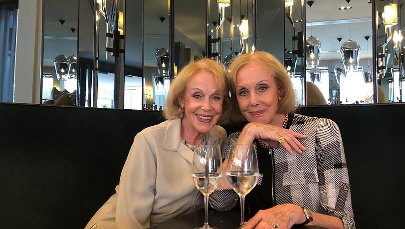 Gute Laune im Doppelpack: Ellen (l.) und Alice Kessler im Münchner Restaurant Les Deux kurz vor ihrem Geburtstag.