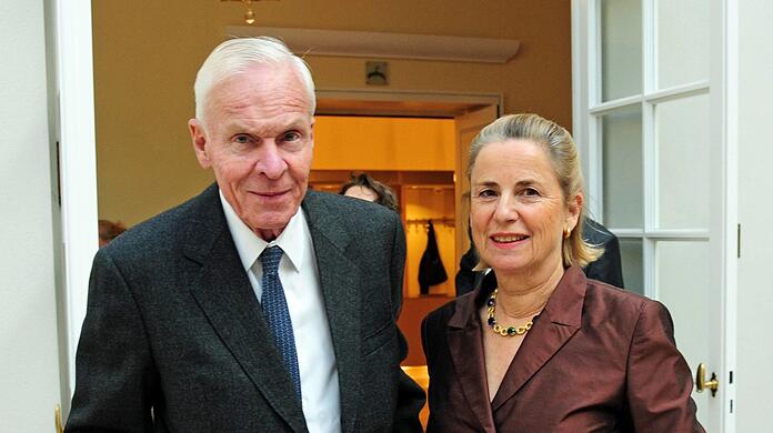 Seltener Auftritt: August Baron von Finck († 91) mit seiner Ehefrau Francine 2008 in München.
