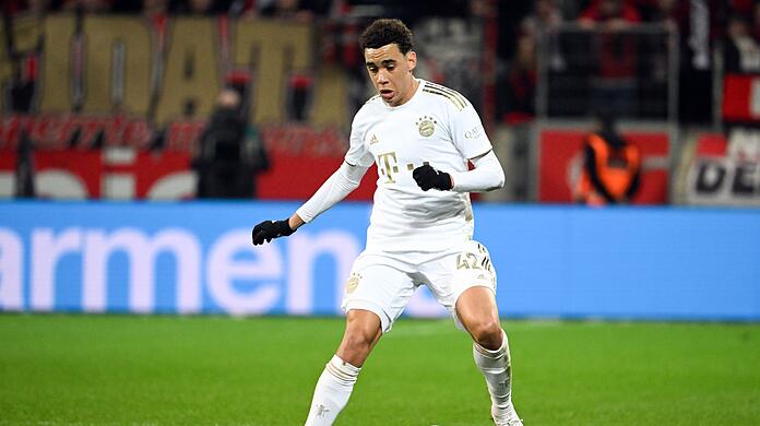 Bayerns Jamal Musiala spielt den Ball beim Spiel gegen Leverkusen.