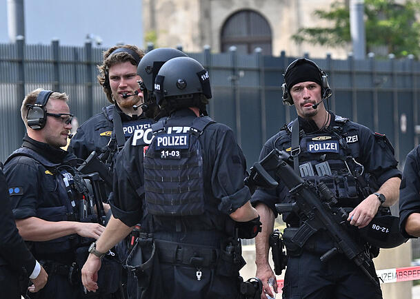 Polizisten stehen vor dem Israelischen Generalkonsulat. (Archivbild) Polizisten stehen vor dem Israelischen Generalkonsulat. (Archivbild)