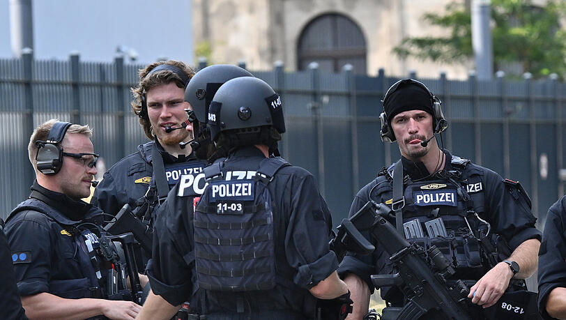 Polizisten stehen vor dem Israelischen Generalkonsulat. (Archivbild) Polizisten stehen vor dem Israelischen Generalkonsulat. (Archivbild)