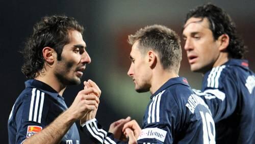 Hamit Altintop (l.) gratuliert Torschütze Miroslav Klose. Luca Toni (r.) freut sich mit .
