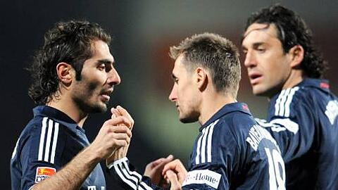 Hamit Altintop (l.) gratuliert Torschütze Miroslav Klose. Luca Toni (r.) freut sich mit .