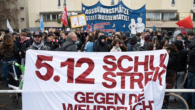 Rund 3000 Schüler und andere Menschen demonstrieren in Berlin-Kreuzberg gegen einen Wehrdienst.