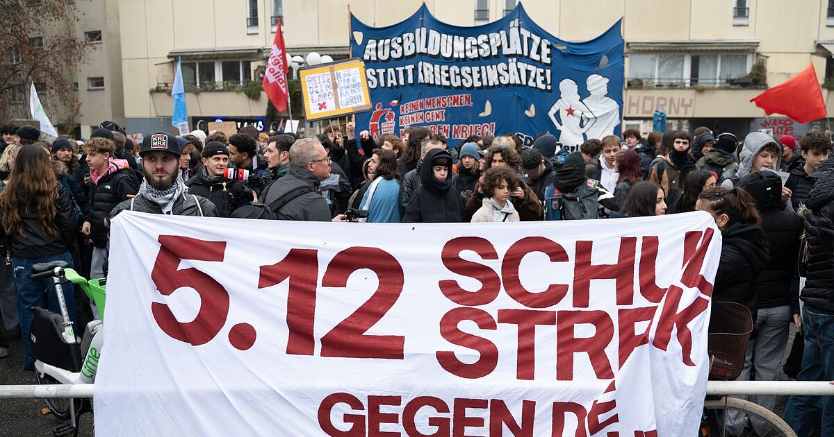 Viele-tausend-Demonstranten-bei-Protesten-gegen-Wehrdienst