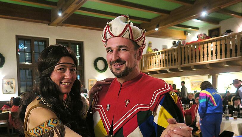 Malte mal keine Nasen schwarz an: Christian B&ouml;ltl, der rote Kasperl der Sch&auml;ffler, mit seiner Frau Katharina. W&auml;hrend der Sch&auml;fflersaison haben sie sonst nicht viel Zeit f&uuml;reinander.