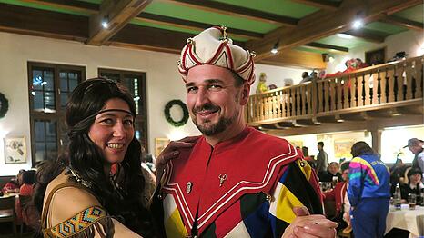 Malte mal keine Nasen schwarz an: Christian B&ouml;ltl, der rote Kasperl der Sch&auml;ffler, mit seiner Frau Katharina. W&auml;hrend der Sch&auml;fflersaison haben sie sonst nicht viel Zeit f&uuml;reinander.