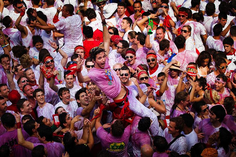 Das legendäre Stierlaufen in Pamplona ist eröffnet. Die verrücktesten Bilder des Eröffnungstages.