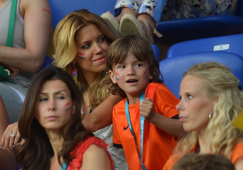 Schön wie eh und je zeigt sich Sylvie van der Vaart auf der Tribüne beim Spiel gegen Deutschland. Ihrem Mann hat sie ein Küsschen versprochen, wenn Holland verliert.