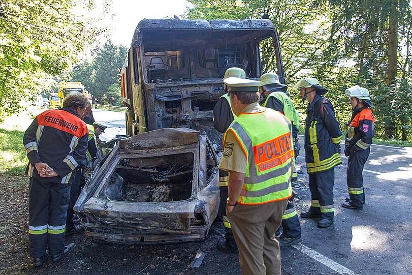 Aus bislang unbekannten Gründen kommt ein Auto auf die Gegenfahrbahn, prallt gegen einen Laster und wird unter ihn geschoben. Beide Fahrzeuge brennen komplett aus; der Autofahrer verbrennt bis zur Unkenntlichkeit.