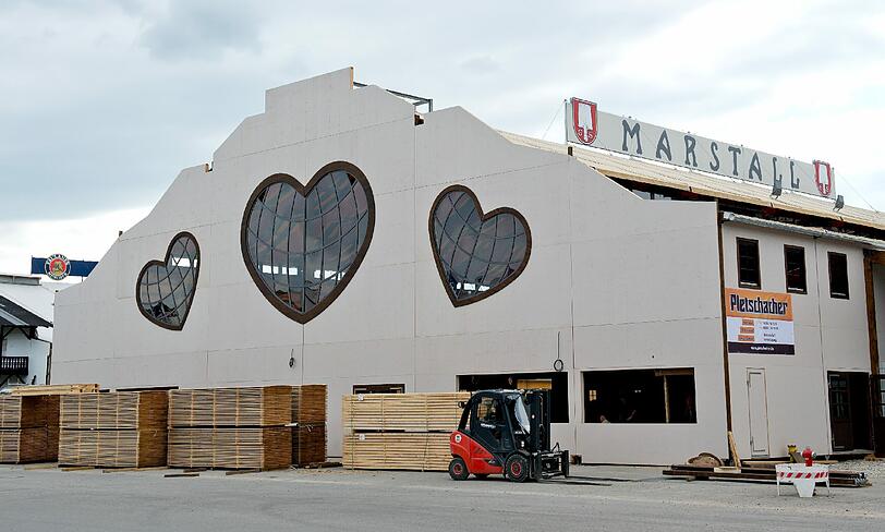 Das Marstall hat Fenster in Herzerl-Optik.
