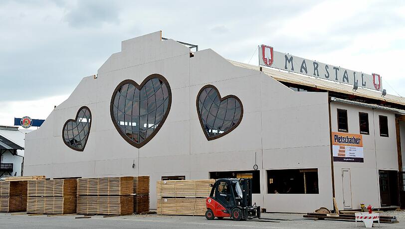 Das Marstall hat Fenster in Herzerl-Optik.