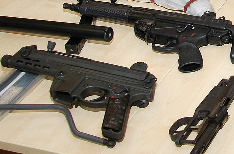 Angst vor einem neuen Weltkrieg: Ein 59-Jähriger hat Maschinenpistolen, Gewehre und Sprengstoff in einem selbstgebauten Bunker gehortet.