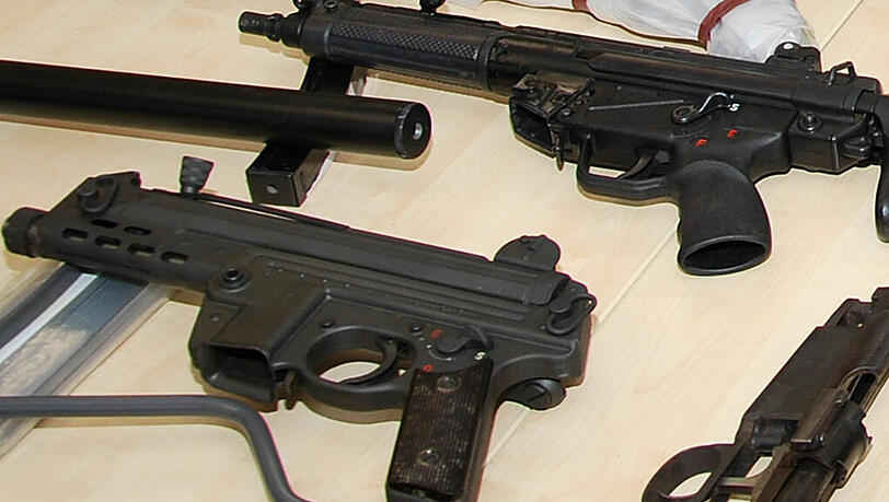Angst vor einem neuen Weltkrieg: Ein 59-Jähriger hat Maschinenpistolen, Gewehre und Sprengstoff in einem selbstgebauten Bunker gehortet. Angst vor einem neuen Weltkrieg: Ein 59-Jähriger hat Maschinenpistolen, Gewehre und Sprengstoff in einem selbstgebauten Bunker gehortet.