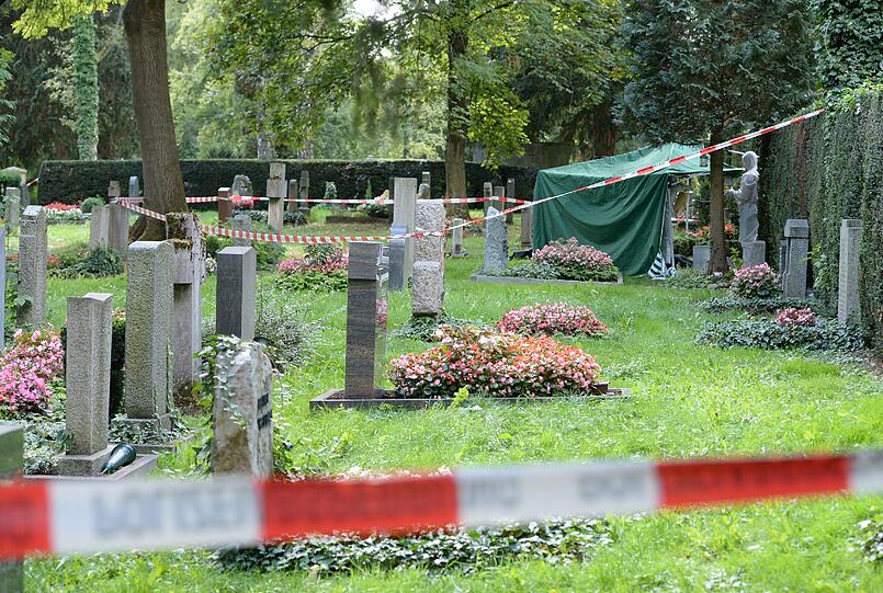 Ermittler sichern nach dem Leichenfund die Spuren.