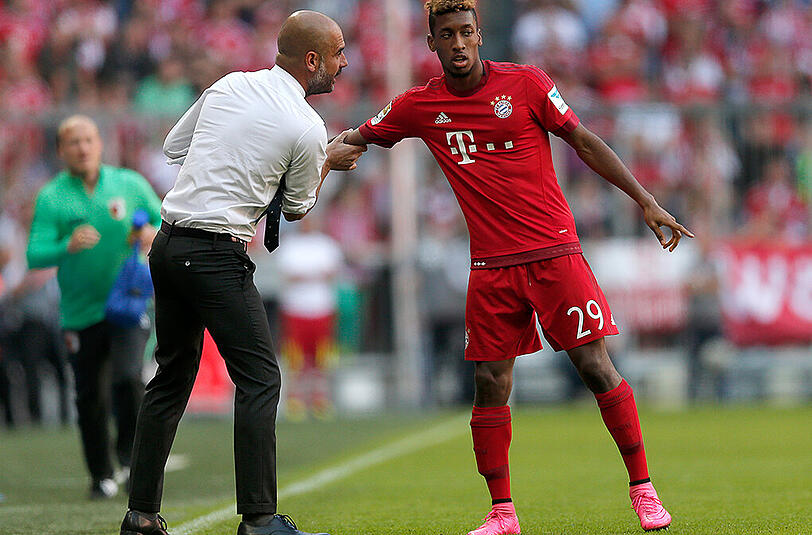 Gegen Werder Bremen saß er mit dickem Fuß 90 Minuten auf der Bank. In der Champions League ist Bayern-Wirbler Douglas Costa - hier mit Trainer Pep Guardiola - wohl wieder bereit.