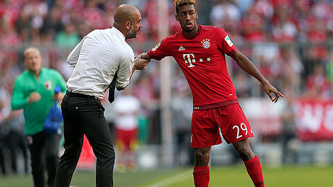 Gegen Werder Bremen saß er mit dickem Fuß 90 Minuten auf der Bank. In der Champions League ist Bayern-Wirbler Douglas Costa - hier mit Trainer Pep Guardiola - wohl wieder bereit.