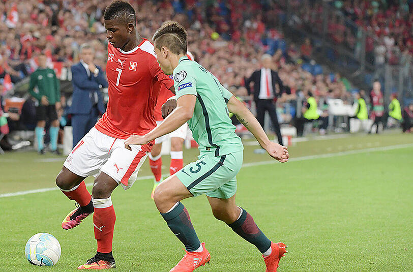 Breel Embolo (links) vom FC Schalke 04 im Duell mit Raphael Guerreiro von Borussia Dortmund.