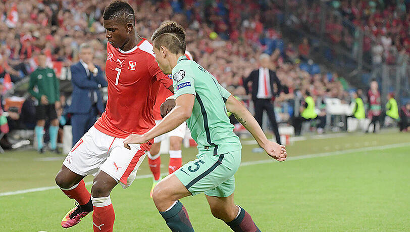 Breel Embolo (links) vom FC Schalke 04 im Duell mit Raphael Guerreiro von Borussia Dortmund. Breel Embolo (links) vom FC Schalke 04 im Duell mit Raphael Guerreiro von Borussia Dortmund.