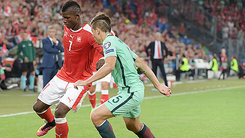 Breel Embolo (links) vom FC Schalke 04 im Duell mit Raphael Guerreiro von Borussia Dortmund.