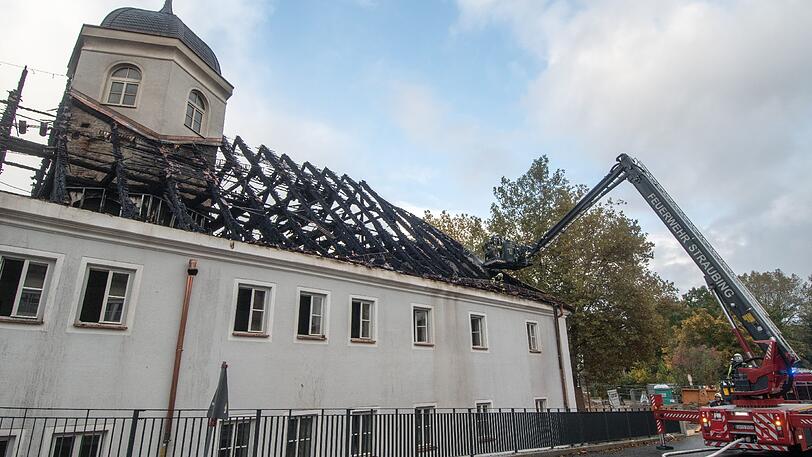 Völlig ausgebrannt ist der Dachstuhl des ehemaligen Jugendzentrums in Straubing.