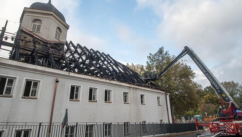 Völlig ausgebrannt ist der Dachstuhl des ehemaligen Jugendzentrums in Straubing. Völlig ausgebrannt ist der Dachstuhl des ehemaligen Jugendzentrums in Straubing.