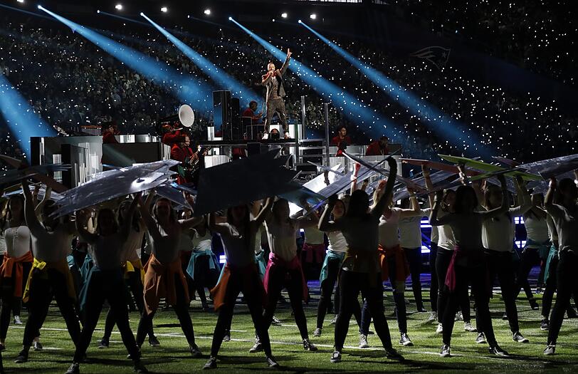 Beim Super Bowl steht traditionell nicht nur der Sport im Fokus.