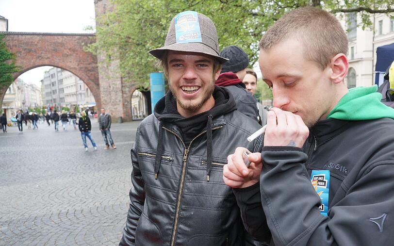 Etwa 200 Menschen demonstrieren am Sendlinger-Tor-Platz für die Legalisierung von Marihuana.