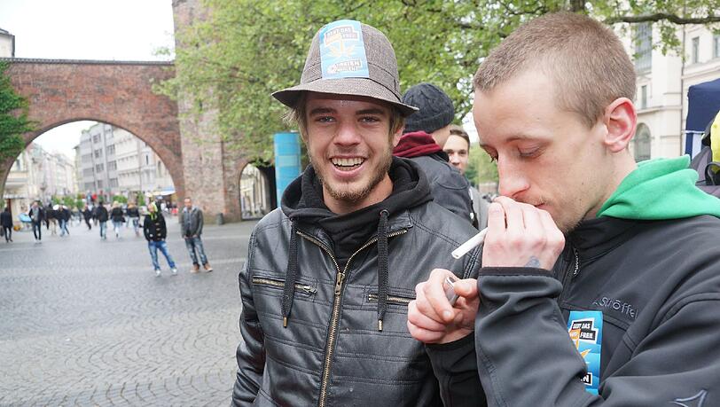 Etwa 200 Menschen demonstrieren am Sendlinger-Tor-Platz für die Legalisierung von Marihuana. Etwa 200 Menschen demonstrieren am Sendlinger-Tor-Platz für die Legalisierung von Marihuana.