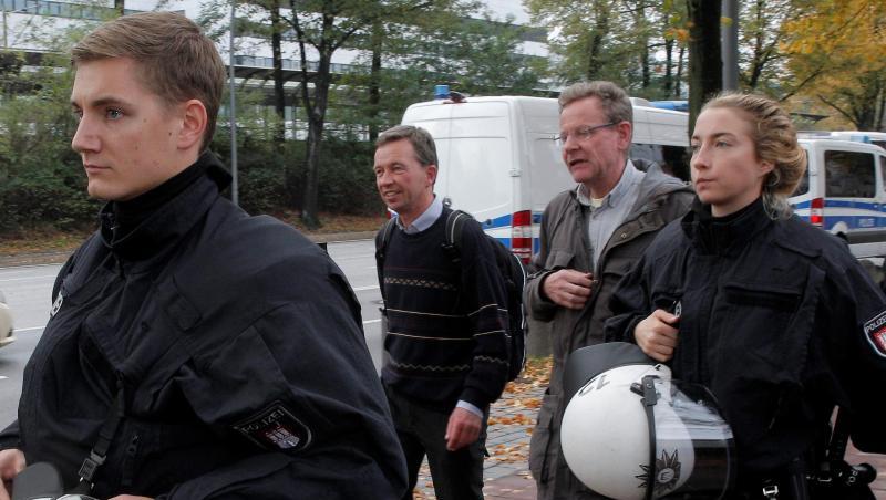 AfD-Mitbegründer Bernd Lucke (2.v.l.) verlässt nach seiner durch massive Proteste gestörten Antrittsvorlesung von Polizisten geschützt den Campus der Universität Hamburg. AfD-Mitbegründer Bernd Lucke (2.v.l.) verlässt nach seiner durch massive Proteste gestörten Antrittsvorlesung von Polizisten geschützt den Campus der Universität Hamburg.