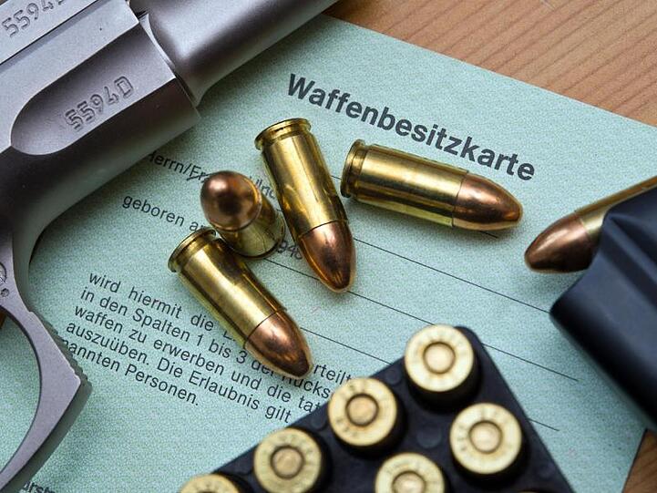 Eine Pistole und Patronen auf einer Waffenbesitzkarte.