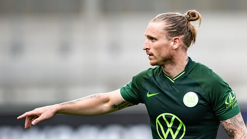 Wolfsburgs Marvin Stefaniak gestikuliert.